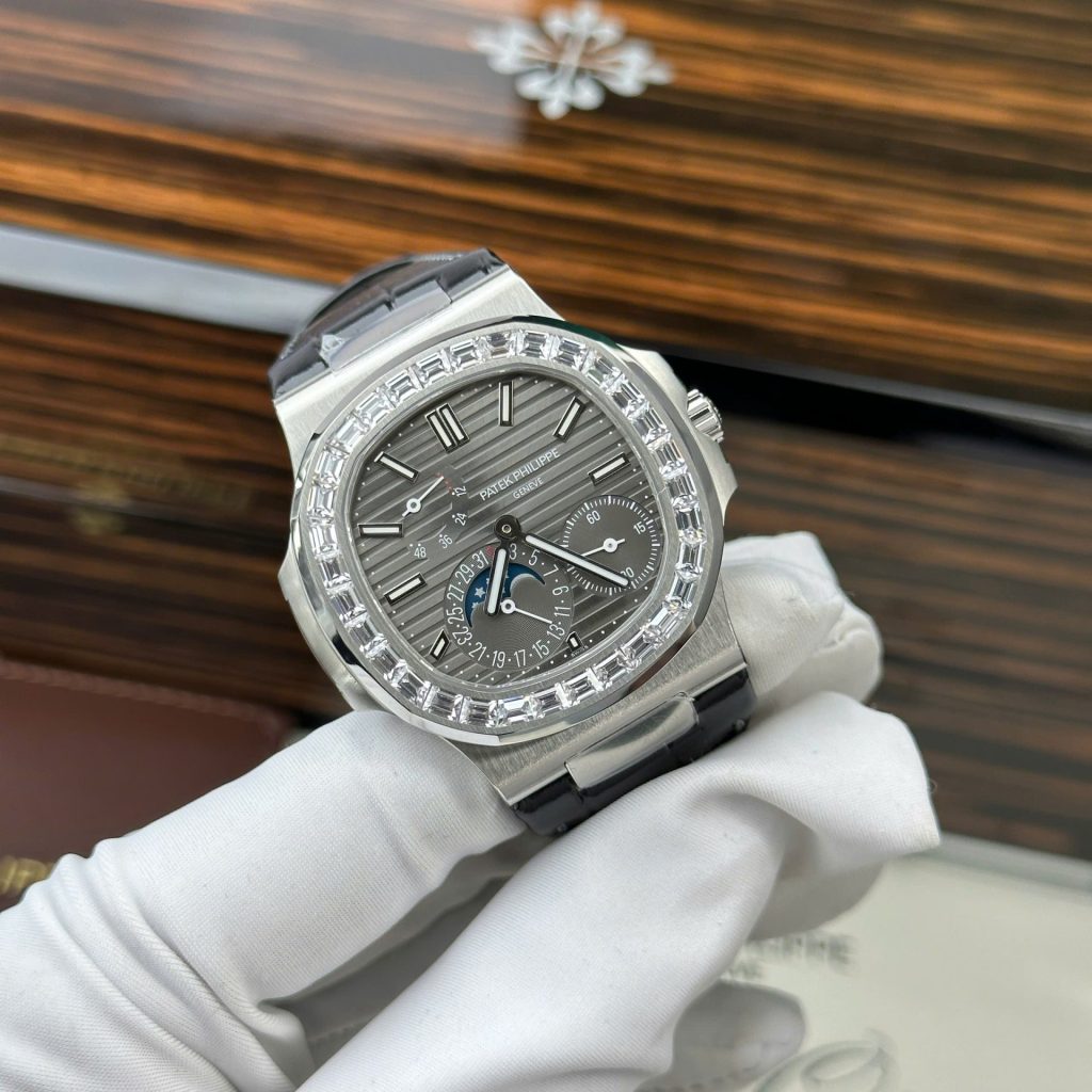 Patek Philippe Nautilus 5724G Rep 11 Mặt Xám Đính Đá Baguette PPF Factory 40mm