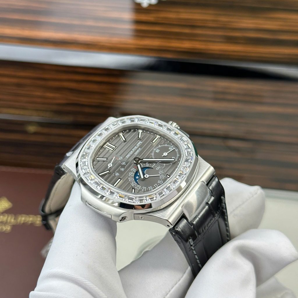 Patek Philippe Nautilus 5724G Rep 11 Mặt Xám Đính Đá Baguette PPF Factory 40mm