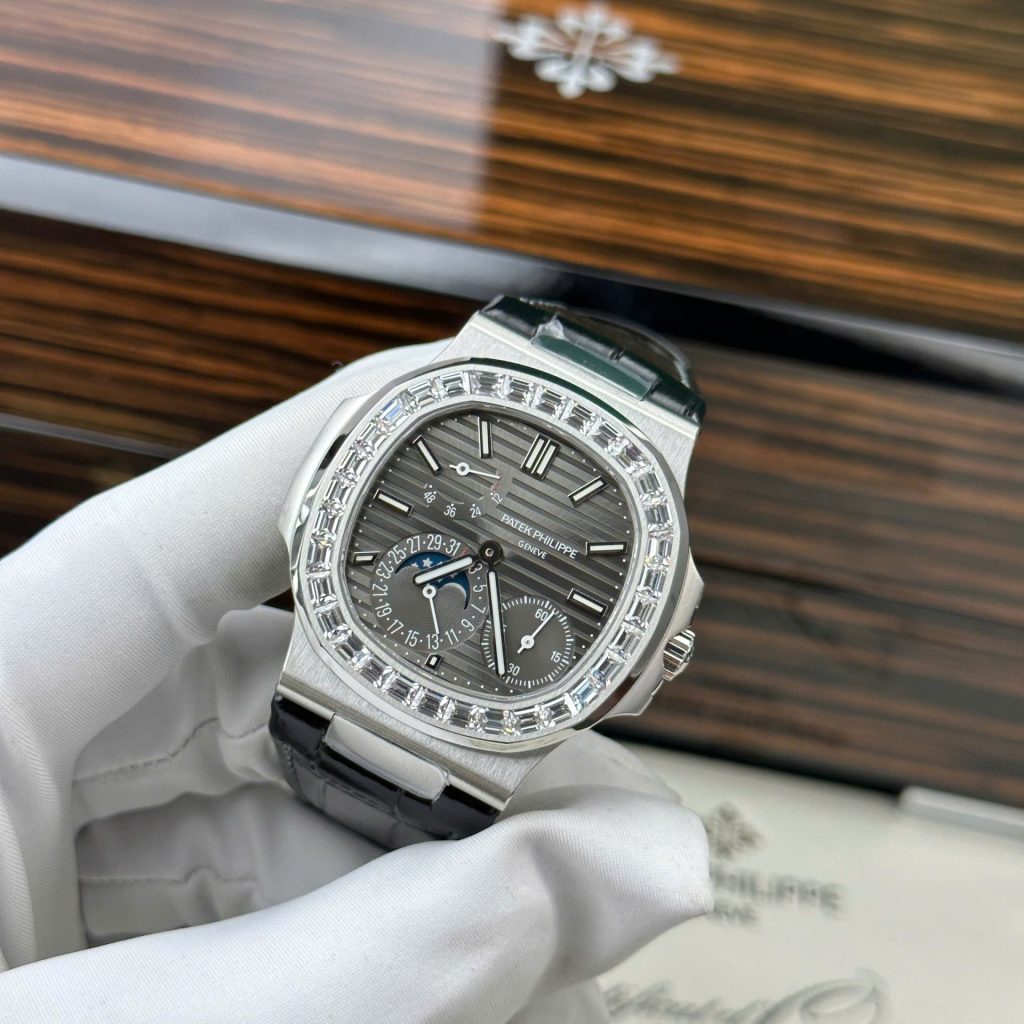 Patek Philippe Nautilus 5724G Rep 11 Mặt Xám Đính Đá Baguette PPF Factory 40mm