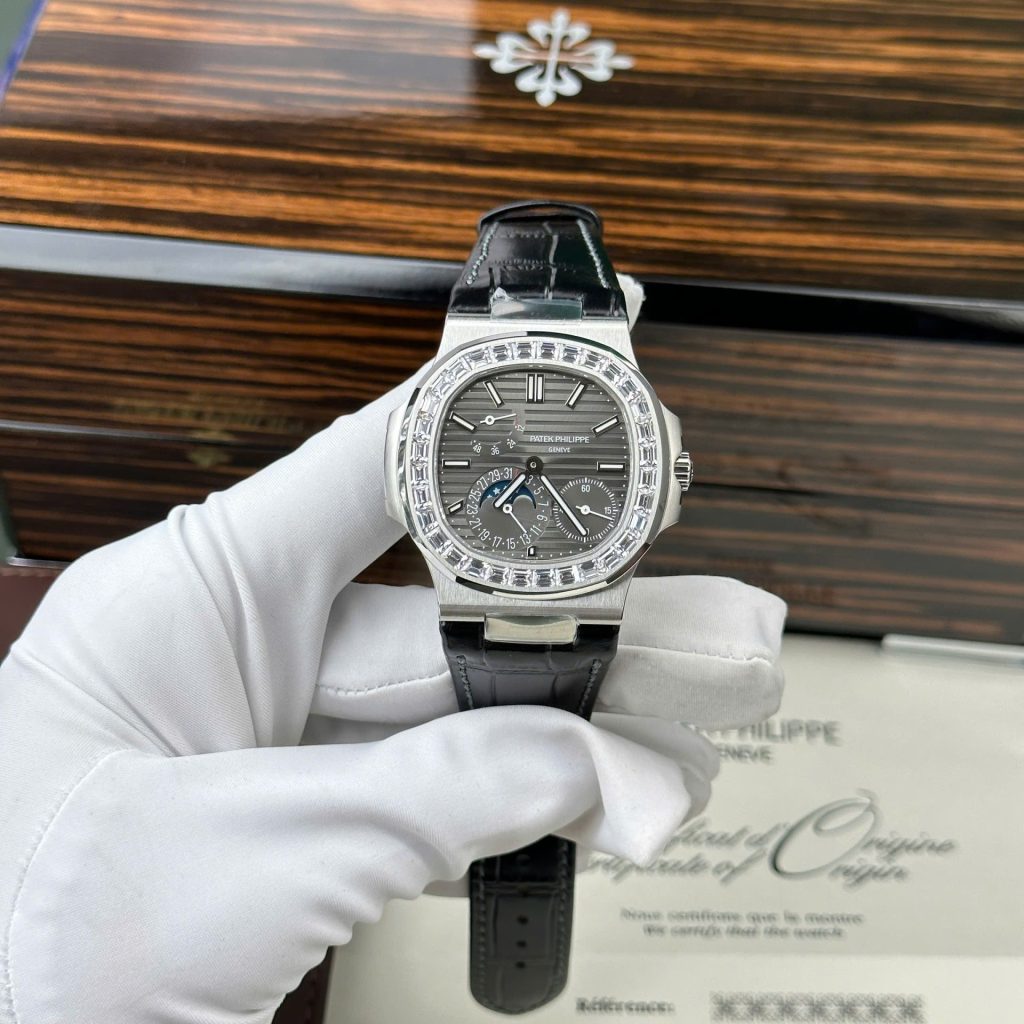 Patek Philippe Nautilus 5724G Rep 11 Mặt Xám Đính Đá Baguette PPF Factory 40mm