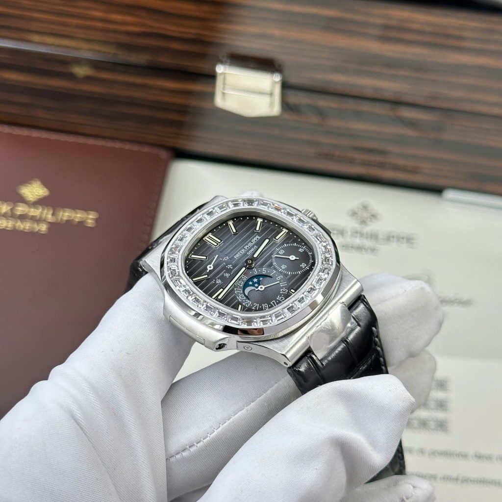 Patek Philippe Nautilus 5724G Rep 11 Mặt Xanh Đính Đá Baguette PPF Factory 40mm