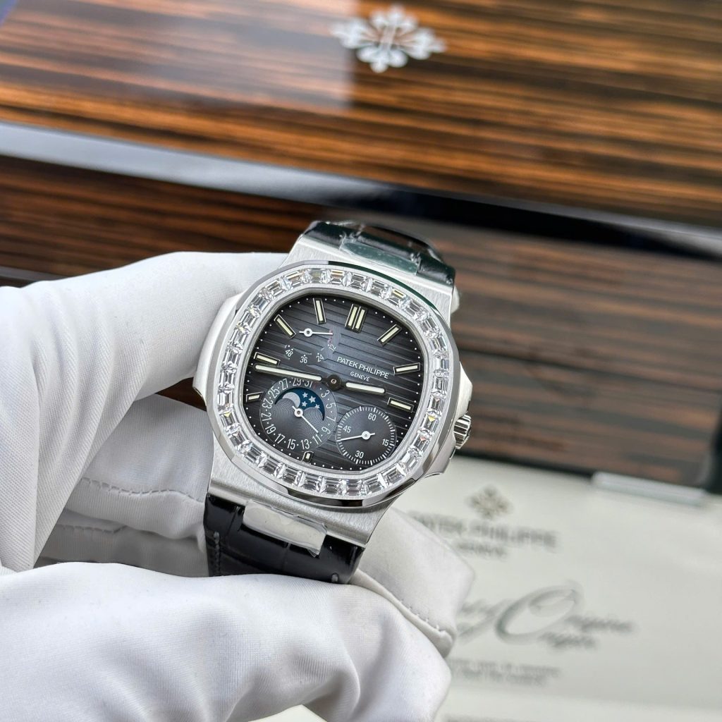 Patek Philippe Nautilus 5724G Rep 11 Mặt Xanh Đính Đá Baguette PPF Factory 40mm