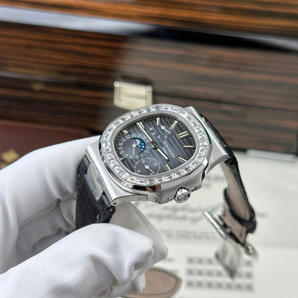 Patek Philippe Nautilus 5724G Rep 11 Mặt Xanh Đính Đá Baguette PPF Factory 40mm