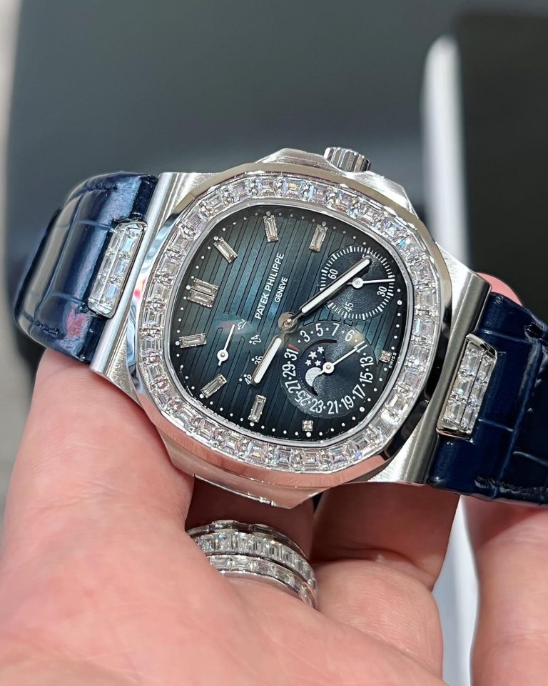 Patek Philippe Nautilus 5724G Rep 11 Mặt Xanh Đính Đá Baguette GRF Factory 40mm